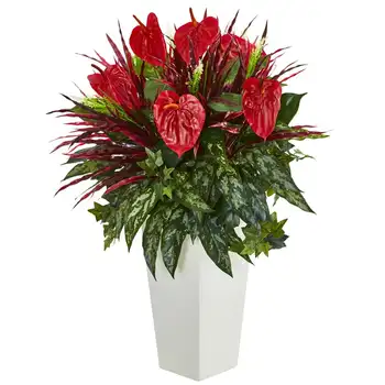Смесеното изкуствено растение Антуриум в бяла ваза, червен