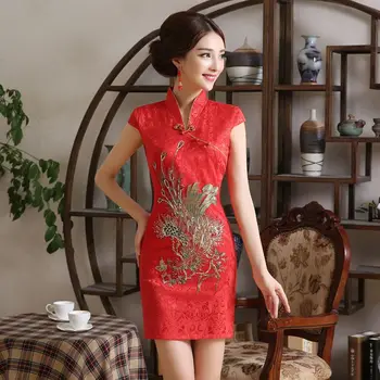 Традиционно китайското червена рокля Ципао с къс ръкав Чонсам